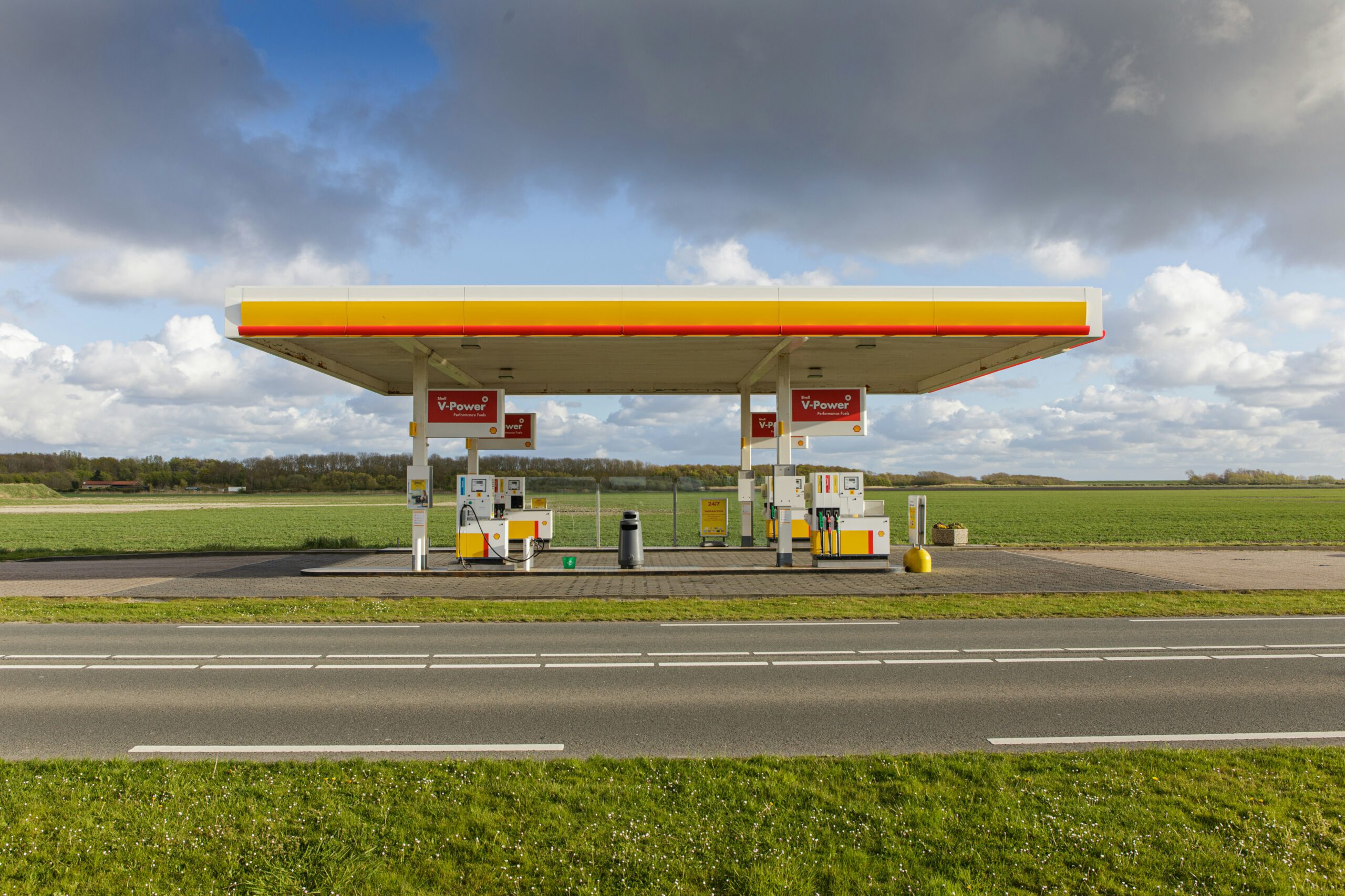 Eine Tankstelle im Grünen.